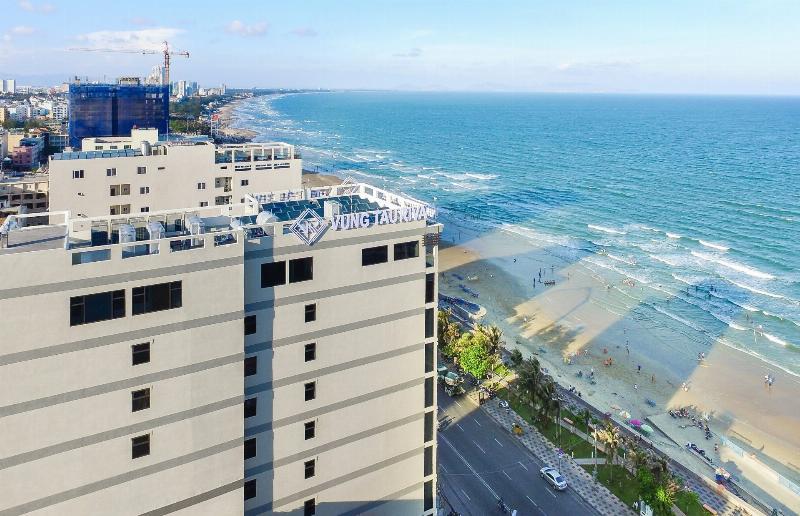 Toàn cảnh Khách sạn Imperial Vũng Tàu nhìn từ xa với biển